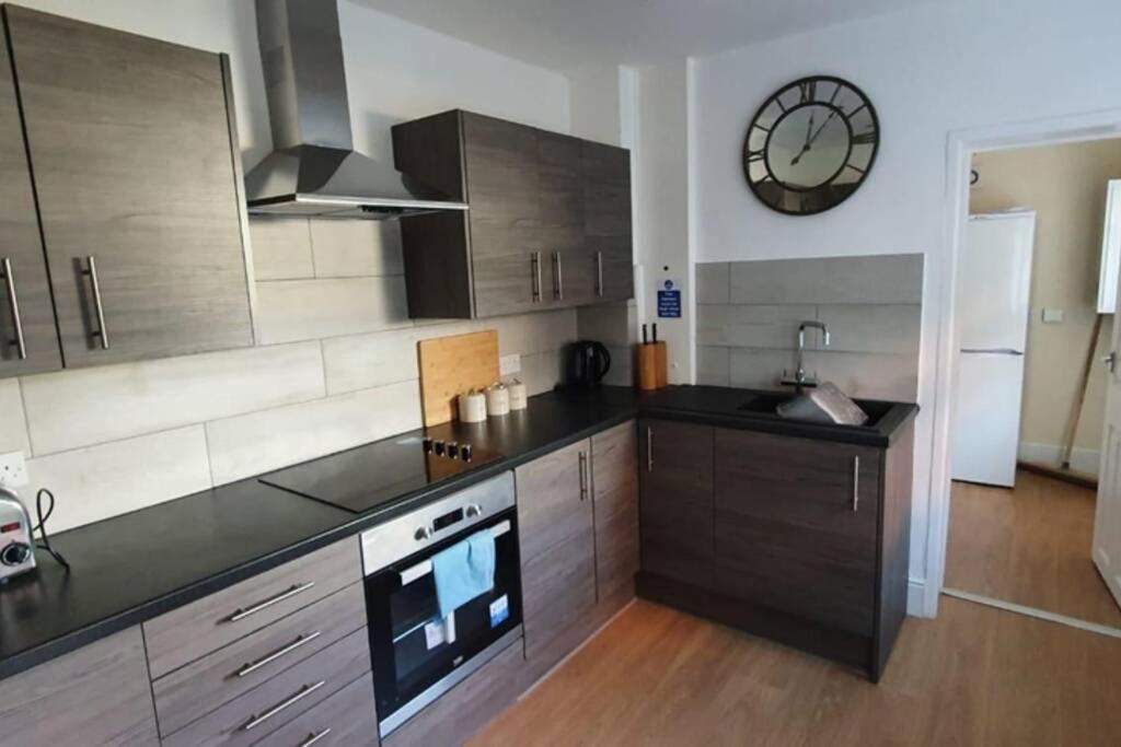 Cannock House ~ 4 Bedrooms All With Ensuite. Rugeley Bagian luar foto