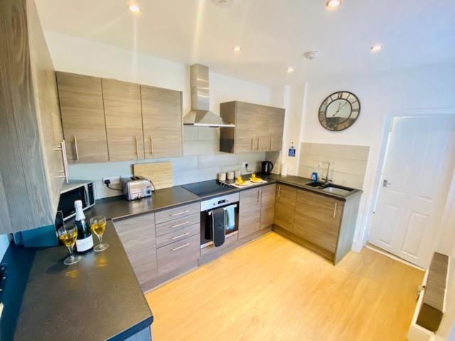 Cannock House ~ 4 Bedrooms All With Ensuite. Rugeley Bagian luar foto